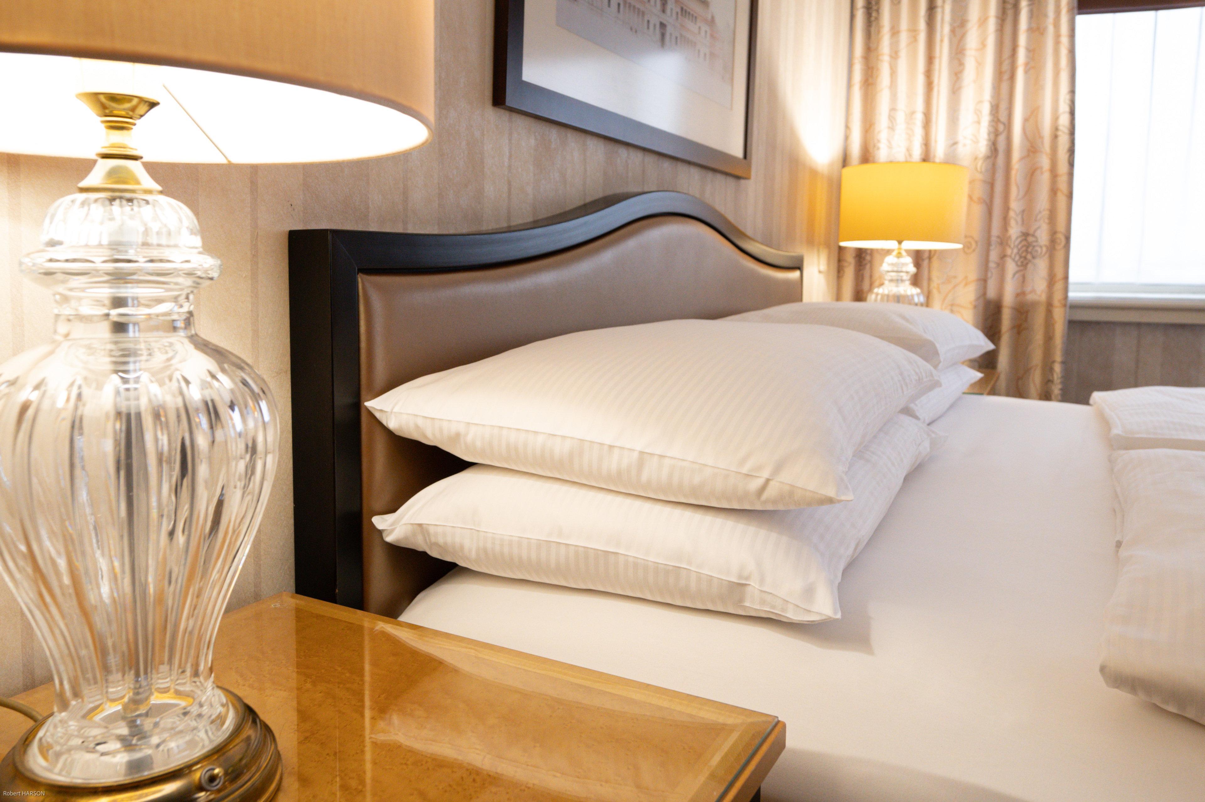 维也纳洲际酒店 外观 照片 A bed with two pillows