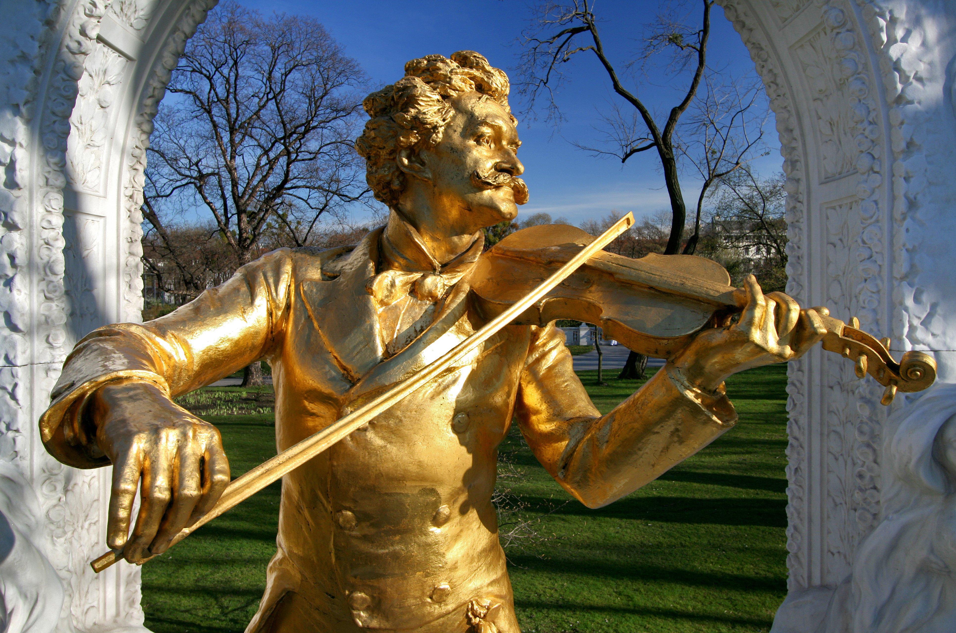 维也纳洲际酒店 外观 照片 A living statue in Hyde Park, London