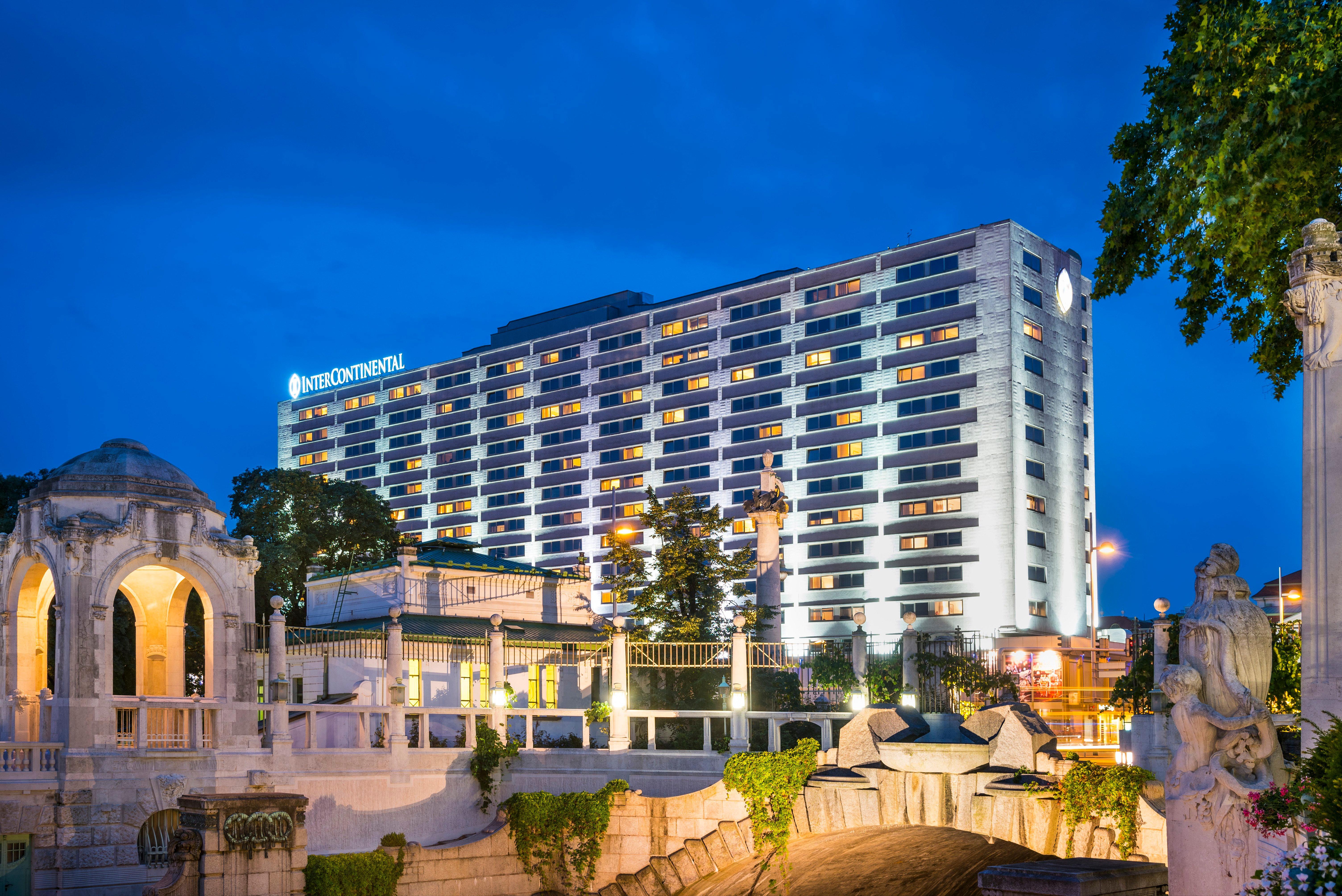 维也纳洲际酒店 外观 照片 The hotel at night