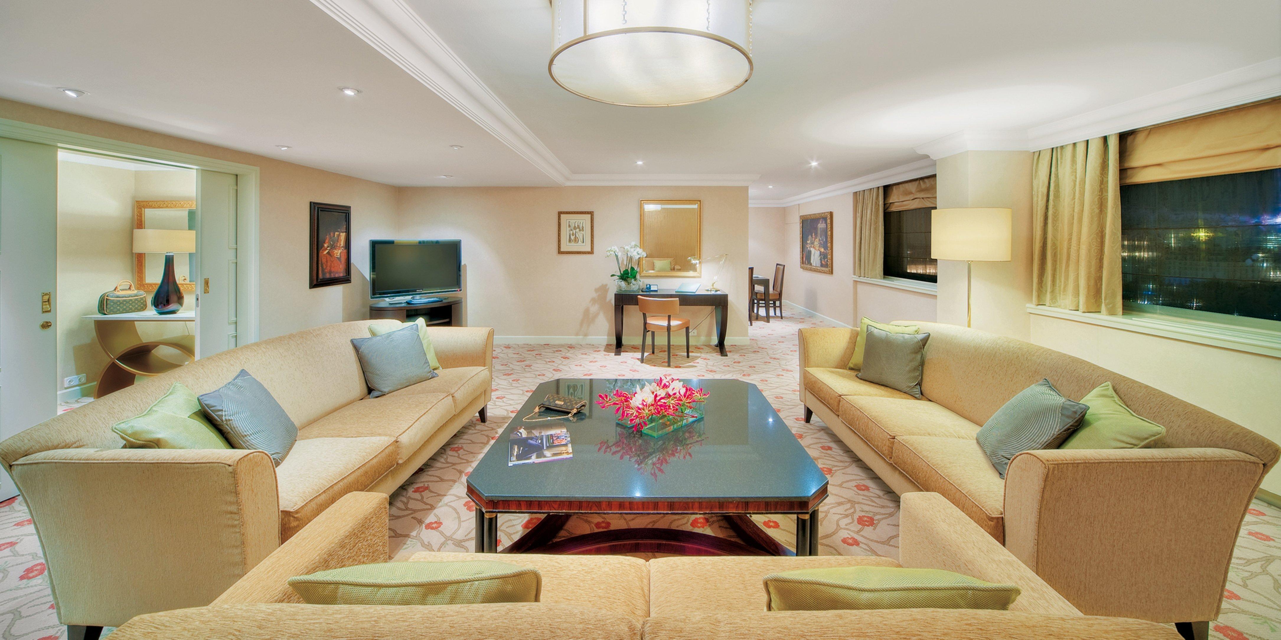 维也纳洲际酒店 外观 照片 A living room in a suite at the hotel