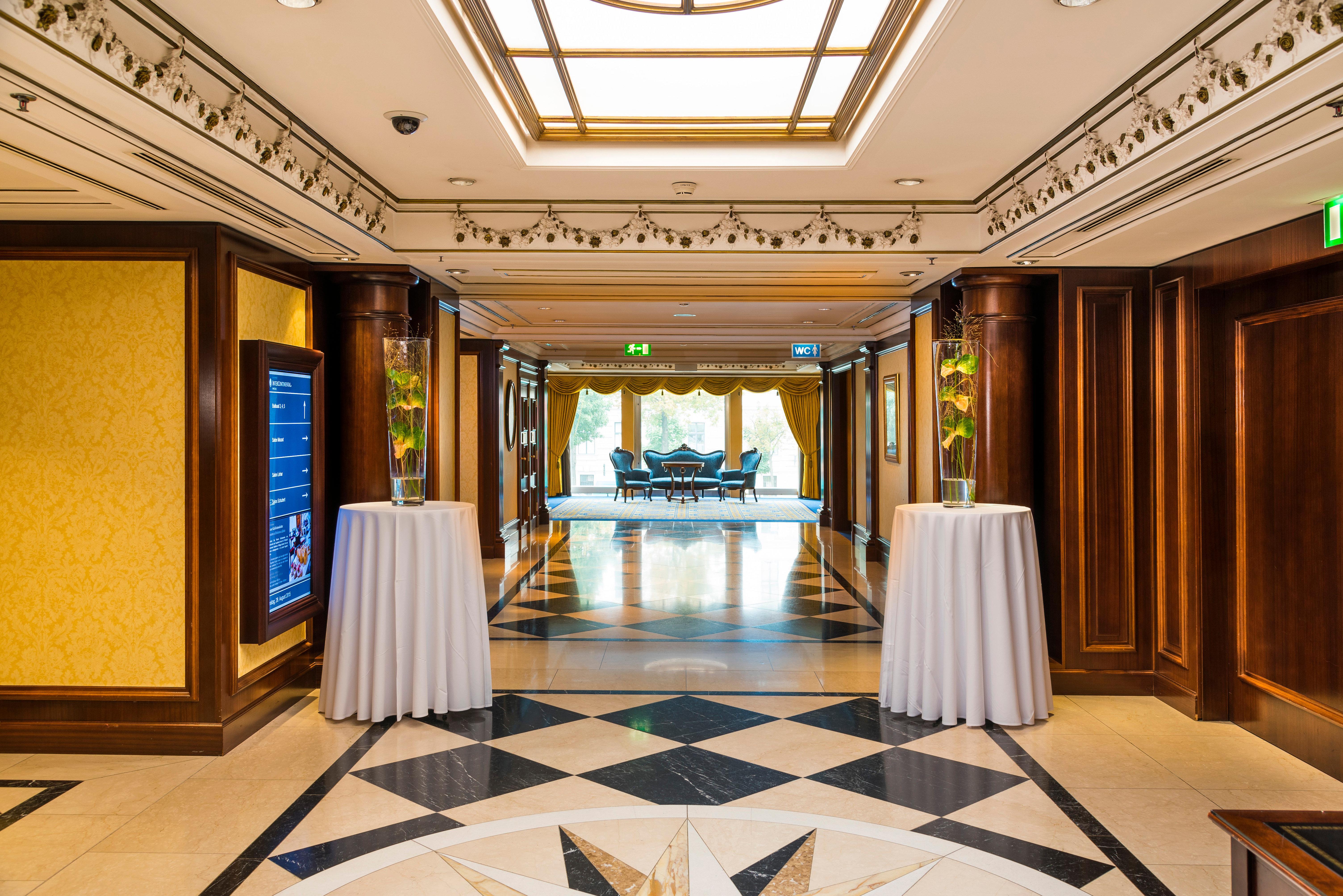 维也纳洲际酒店 外观 照片 The lobby of the hotel