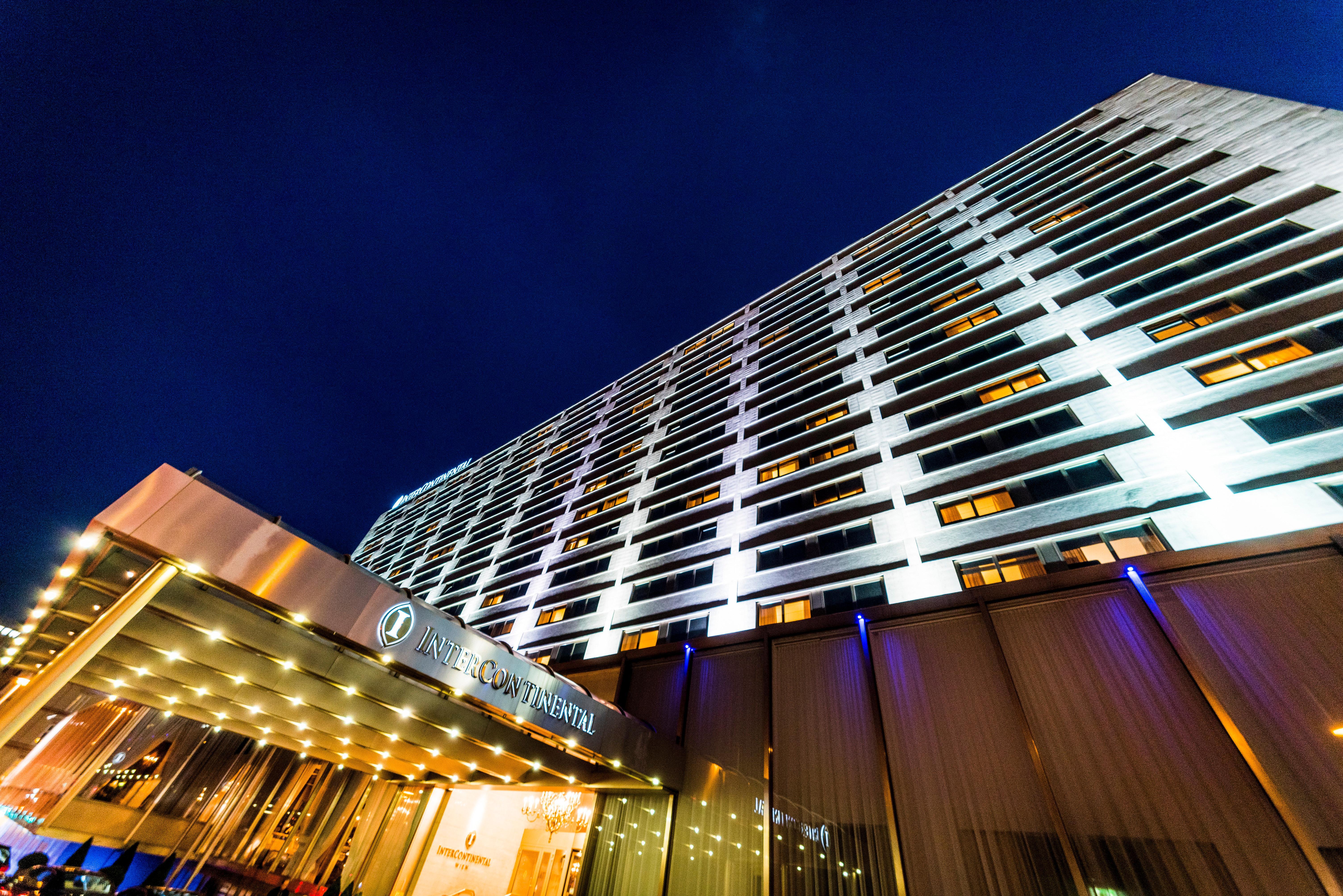 维也纳洲际酒店 外观 照片 The hotel at night