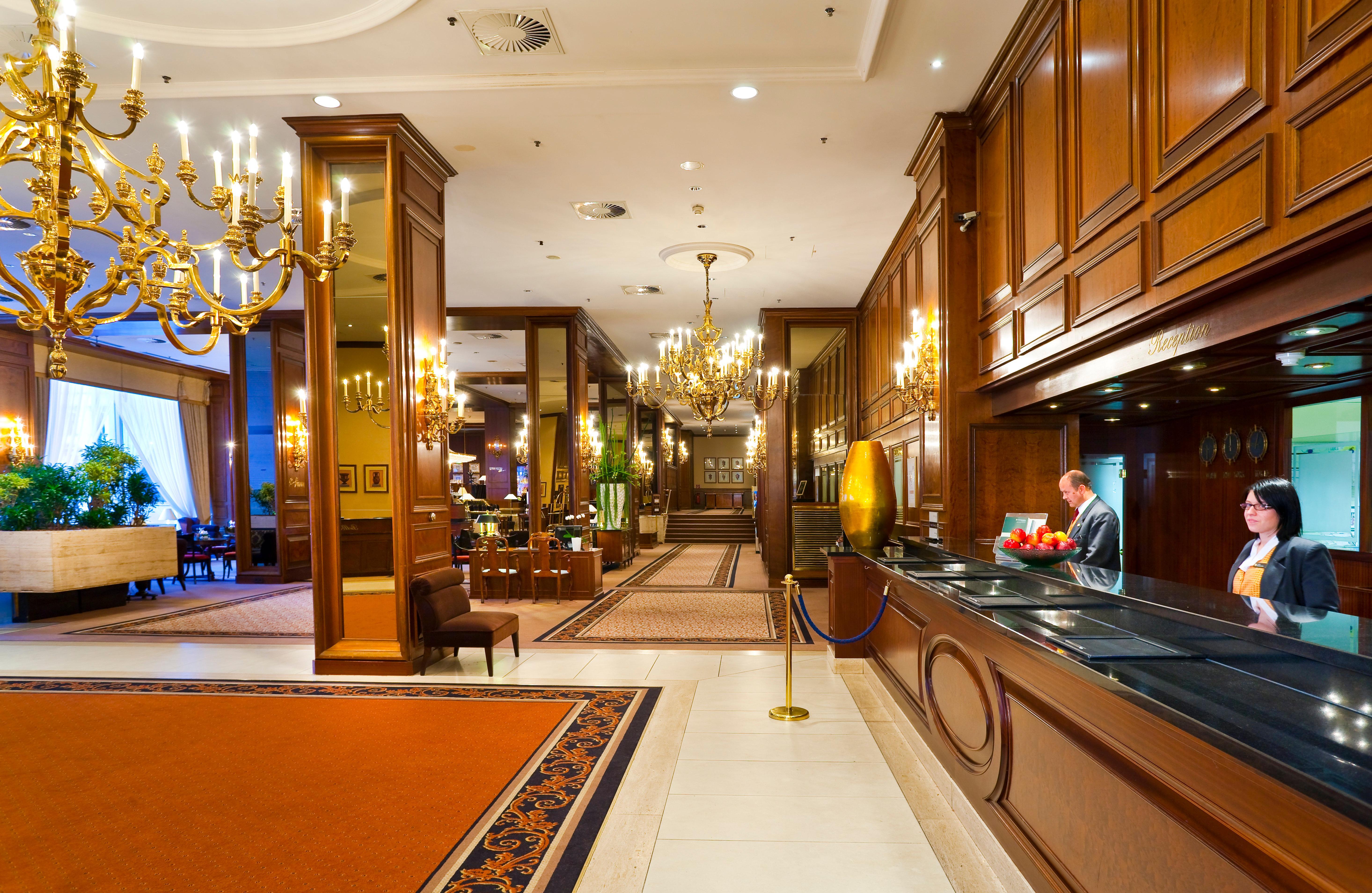 维也纳洲际酒店 外观 照片 The lobby of the InterContinental Wien